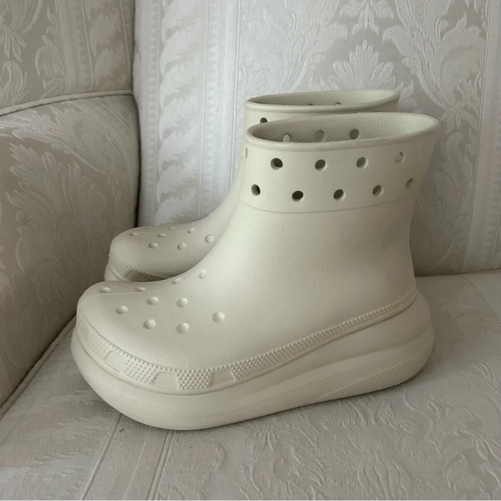 How lovely! Crocs crush platform rain boots in bone size 7